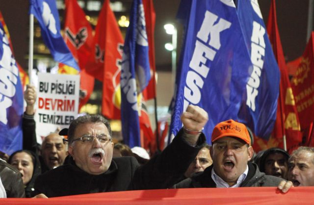 Η τουρκική οικονομία «πλήρωσε» πάνω από 100 δισ. δολάρια το σκάνδαλο διαφθοράς