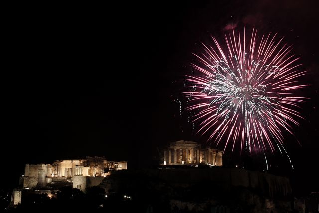 Με πυροτεχνήματα και ελπίδα, η Ελλάδα και όλος ο κόσμος υποδέχθηκαν το 2014