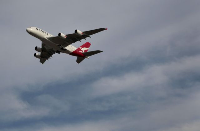 Χαμηλή πτήση για την Qantas μετά την υποβάθμιση και των μετοχών της