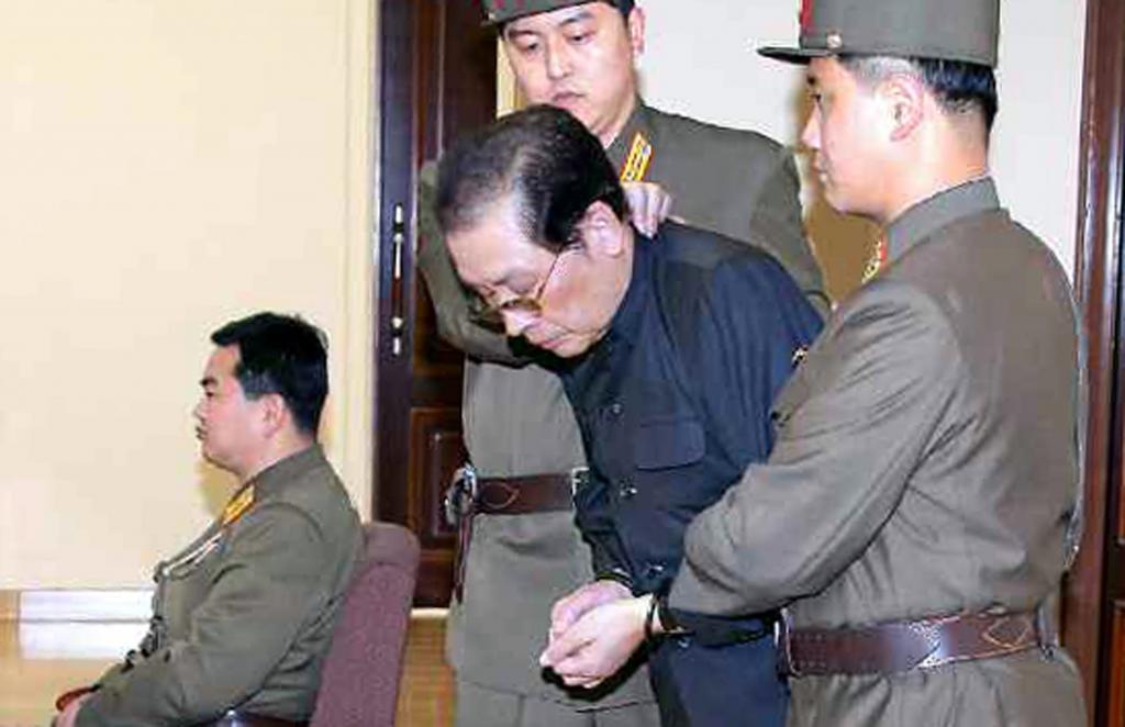 Αλήθεια ή ψέματα; «Ο Κιμ Γιονγκ Ουν σκότωσε τον θείο του ρίχνοντάς τον στα σκυλιά»
