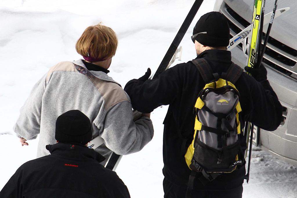 H Μέρκελ υπέστη ελαφρύ κάταγμα στη λεκάνη κάνοντας σκι στην Ελβετία