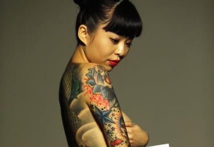 Τατουάζ αντί για γούνες προτείνει κινέζα ακτιβίστρια