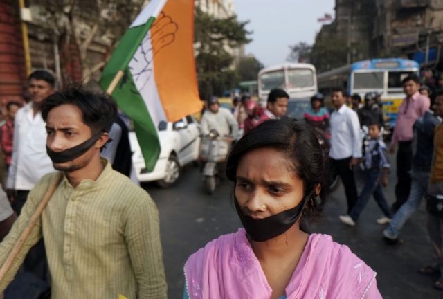 Ινδία: «Αυτοσχέδιο δικαστήριο» διέταξε τον ομαδικό βιασμό 20χρονης γιατί ερωτεύτηκε