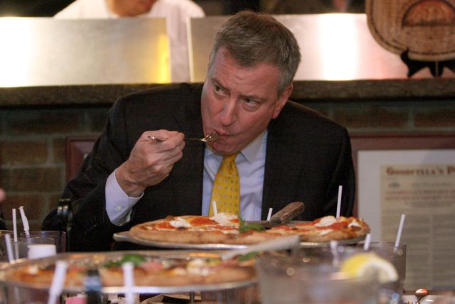 Η πρώτη… γκάφα του Μπιλ ντι Μπλάζιο: Εφαγε την πίτσα με μαχαιροπίρουνο