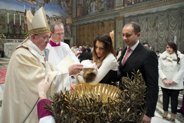 Μωρό εκτός θρησκευτικού γάμου βάφτισε ο Πάπας Φραγκίσκος