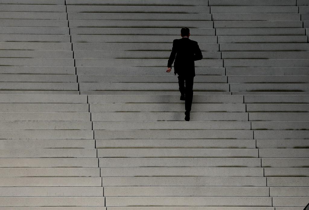 Deutsche Welle: Ελληνες της Γερμανίας εκμεταλλεύονται νέους μετανάστες από την Ελλάδα