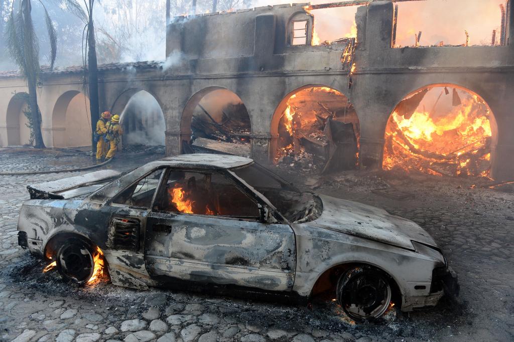 Μεγάλη πυρκαγιά σε δασώδη περιοχή κοντά στο Λος Άντζελες – εκκενώθηκαν 900 σπίτια