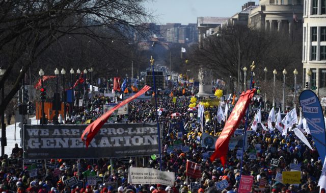 Ουάσινγκτον: Χιλιάδες άνθρωποι διαδήλωσαν ενάντια στο δικαίωμα των γυναικών στην άμβλωση
