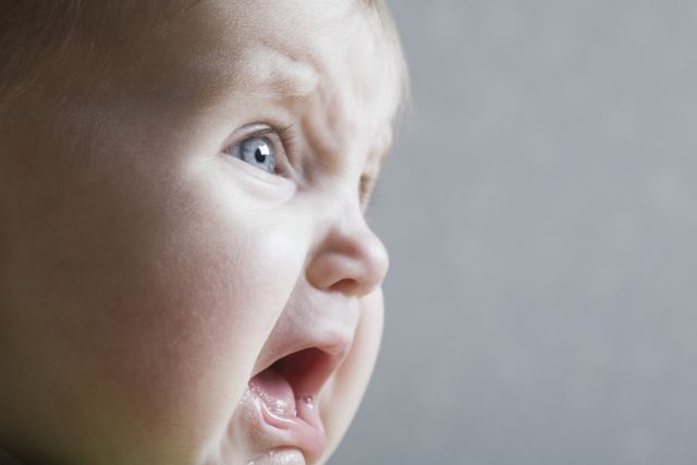 Τα μωρά κλαίνε συχνά για να τραβήξουν την προσοχή των ανθρώπων γύρω τους