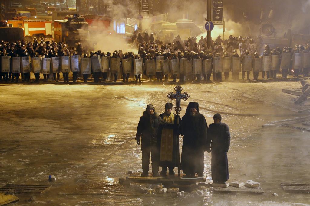 Ευθραυστη εκεχειρία στο Κίεβο: Αμνήστευση των διαδηλωτών υποσχέθηκε ο Γιανουκόβιτς