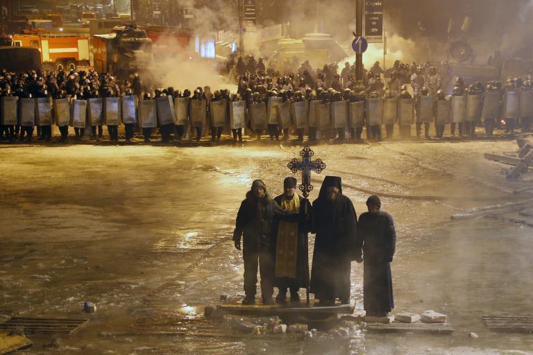 Ευθραυστη εκεχειρία στο Κίεβο: Αμνήστευση των διαδηλωτών υποσχέθηκε ο Γιανουκόβιτς | tanea.gr Ευθραυστη εκεχειρία στο Κίεβο: Αμνήστευση των διαδηλωτών υποσχέθηκε ο Γιανουκόβιτς | tanea.gr