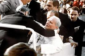 Ιταλία: Εκλάπη ένα κομμάτι ύφασμα εμποτισμένο με το αίμα του Πάπα Ιωάννη Παύλου Β΄ | tanea.gr