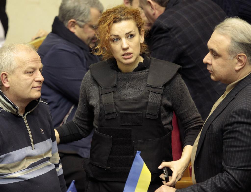 Στο «χείλος του εμφυλίου» η Ουκρανία: Με αλεξίσφαιρα γιλέκα οι βουλευτίνες της αντιπολίτευσης