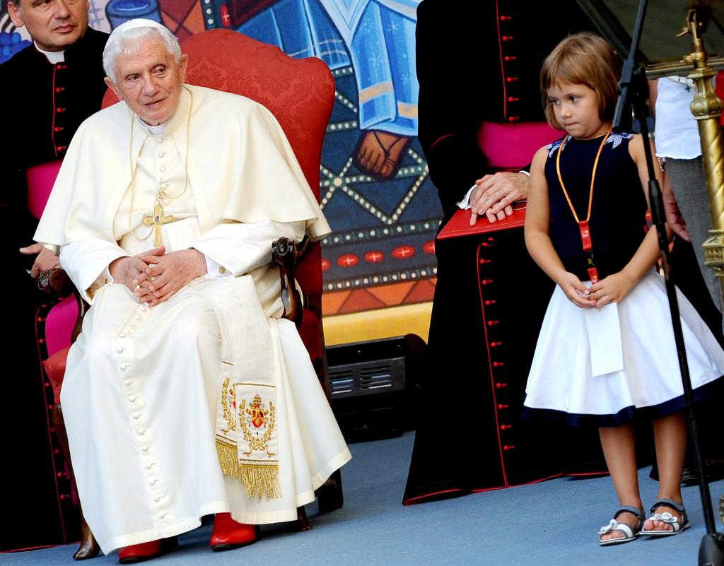 O πάπας Βενέδικτος είχε «ξηλώσει» σχεδόν 400 παιδόφιλους ιερείς