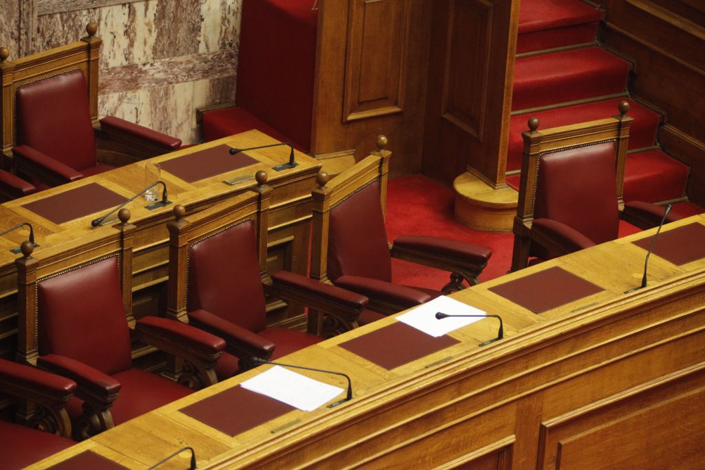 Συνεδρίαση τριών λεπτών στη Βουλή: Ελειπαν πάλι οι υπουργοί – για σόου Δραγασάκη μιλάει το Μαξίμου