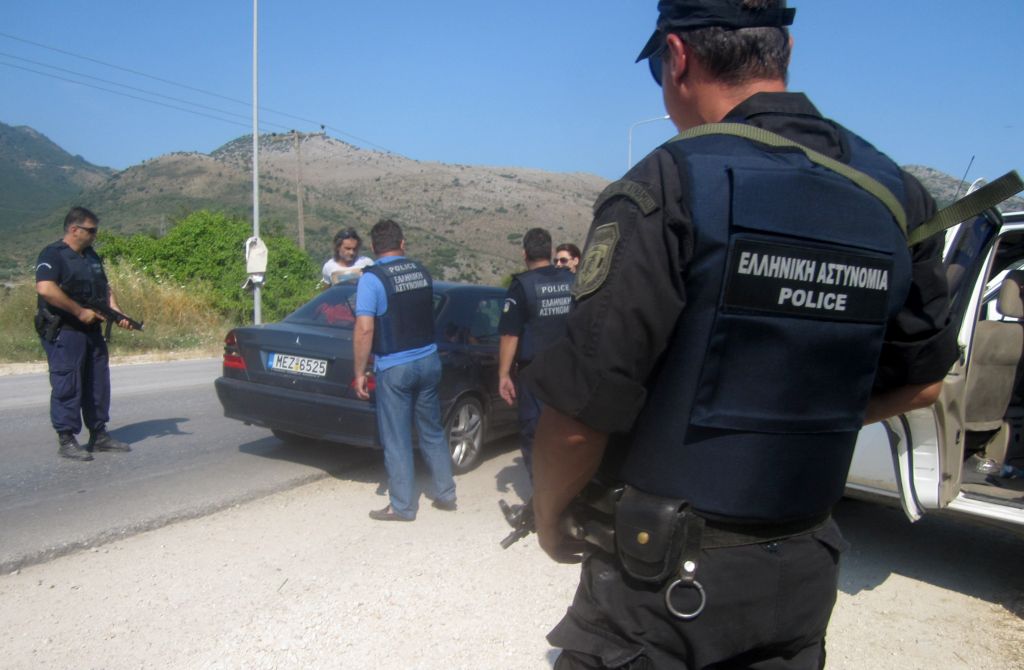 Οδηγός νταλίκας έκρυβε μέσα στον βαμβακόσπορο οκτώ παράνομους μετανάστες από τη Συρία