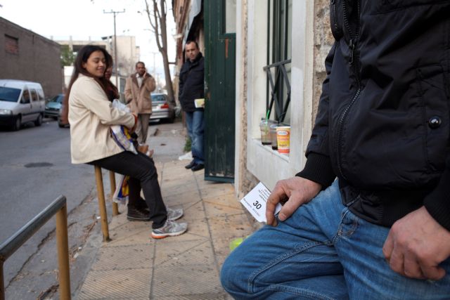 Χρυσές δουλειές με τις άδειες διαμονής των μεταναστών