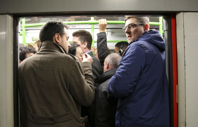 Πανδαιμόνιο για δεύτερη ημέρα στο Λονδίνο εξαιτίας της απεργίας στο μετρό