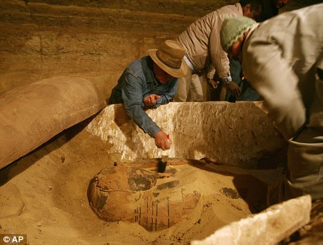 Δύο σημαντικές ανακαλύψεις έκαναν αιγύπτιοι αρχαιολόγοι στο Λούξορ και την Ντακαλέγια