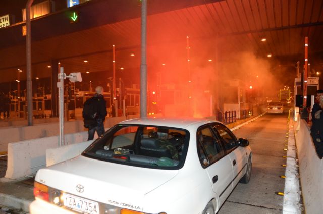 Την Τρίτη οδηγούνται στον Εισαγγελέα οι εννέα συλληφθέντες για τα επεισόδια στα διόδια Μαλακάσας | tanea.gr Την Τρίτη οδηγούνται στον Εισαγγελέα οι εννέα συλληφθέντες για τα επεισόδια στα διόδια Μαλακάσας | tanea.gr