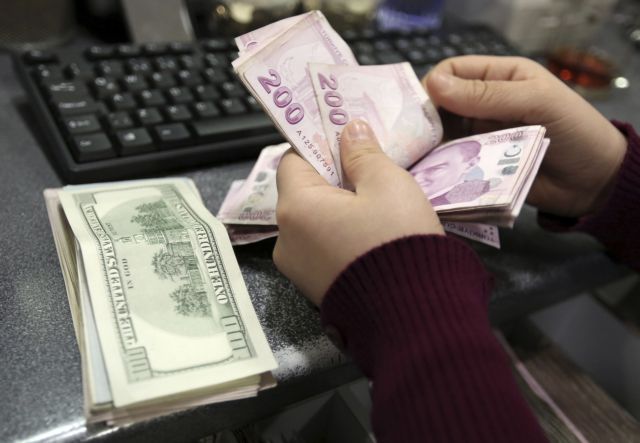 Η Τουρκία πασχίζει να προστατεύσει το νόμισμα και τις επιχειρήσεις της