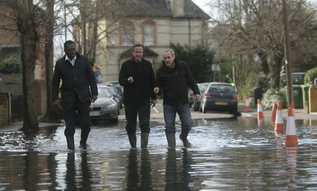 Στο έλεος πλημμυρών η Βρετανία – ο Κάμερον ακύρωσε ταξίδι στο Ισραήλ
