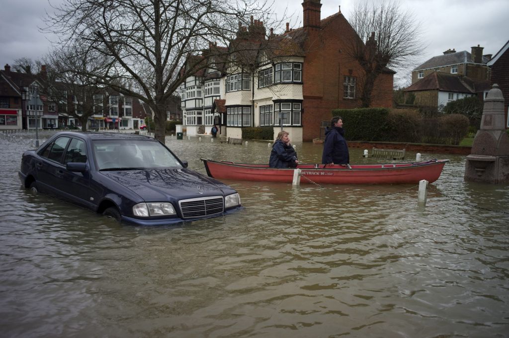 Μετά τις πλημμύρες, αντιμέτωπη και με θυελλώδεις ανέμους η Βρετανία