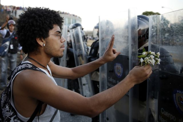 Βενεζουέλα: Ο Μαδούρο με απειλές προσπαθεί να ανακόψει το κύμα διαμαρτυρίας | tanea.gr