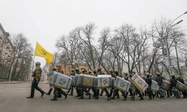 Φεύγουν από την κατάληψη του δημαρχείου του Κιέβου οι διαδηλωτές