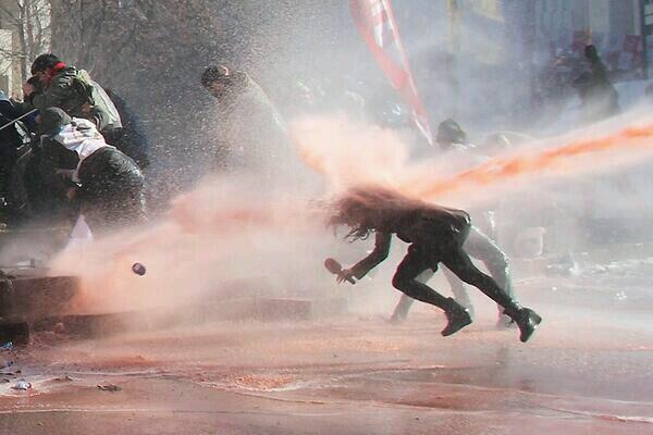Σάλος στην Τουρκία από τη βία της αστυνομίας κατά δημοσιογράφου της τηλεόρασης