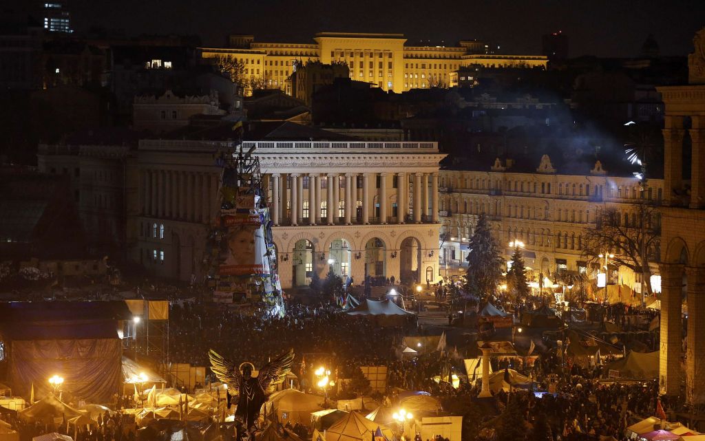Ο Γιανουκόβιτς πιέζεται να δεχτεί πρόωρες προεδρικές και βουλευτικές εκλογές εντός του 2014, ενώ το χάος στο Κίεβο παραμένει