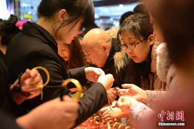 Ανεβάζει τις τιμές του χρυσού ο ξαφνικός έρωτας των Κινέζων για βέρες, βραχιόλια