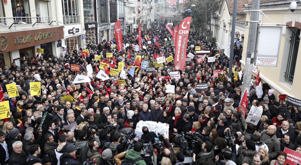 «Κάτω οι κλέφτες, Ερντογάν παραιτήσου», φώναξαν χιλιάδες διαδηλωτές στην Τουρκία