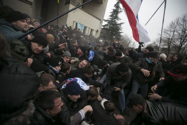 Συναγερμός στην Κριμαία: Ενοπλοι κατέλαβαν την τοπική Βουλή – ύψωσαν τη ρωσική σημαία