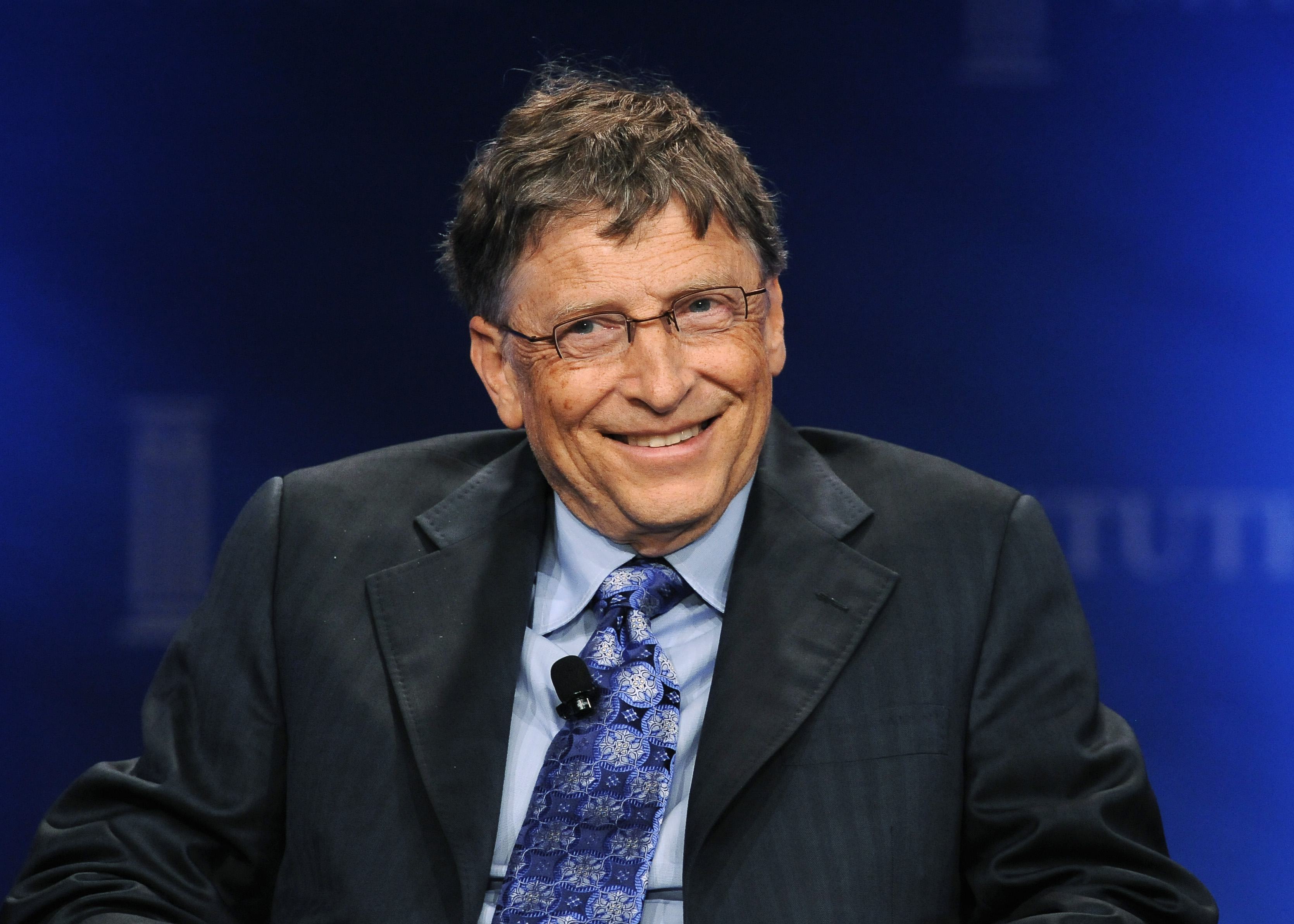 Известный миллионер. Джеффри престон безос. Карлос слим бизнесмен. Самый богатый человек в 90. Джефф безос предприниматель.