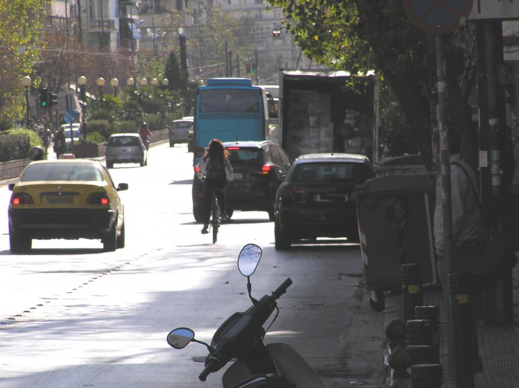 Ορθοπεταλιές #52 – Πόσο χώρο έχουν τα ποδήλατα στους δρόμους;