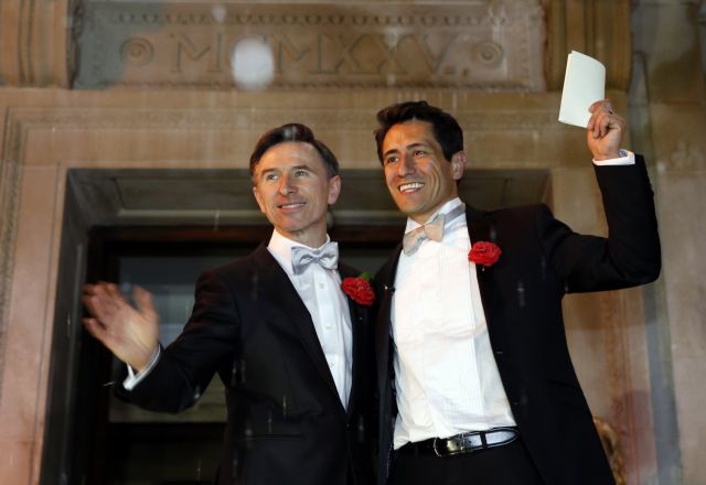 Τελέστηκαν οι πρώτοι γάμοι ομοφυλοφίλων στη Βρετανία