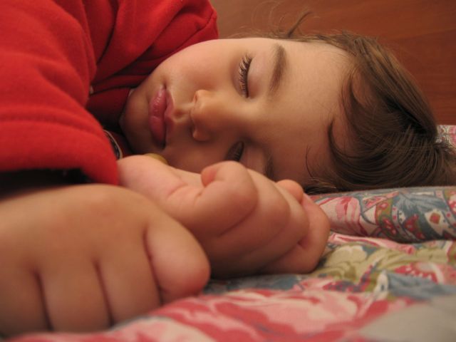 Τι να κάνουν οι γονείς όταν το παιδί «βρέχει» το κρεβάτι του | tanea.gr