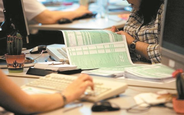 Αποστάσεις και από την… Εφορία