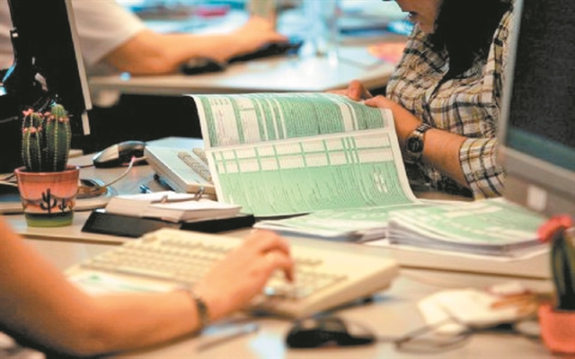Απομένουν άλλες 950.000 φορολογικές δηλώσεις