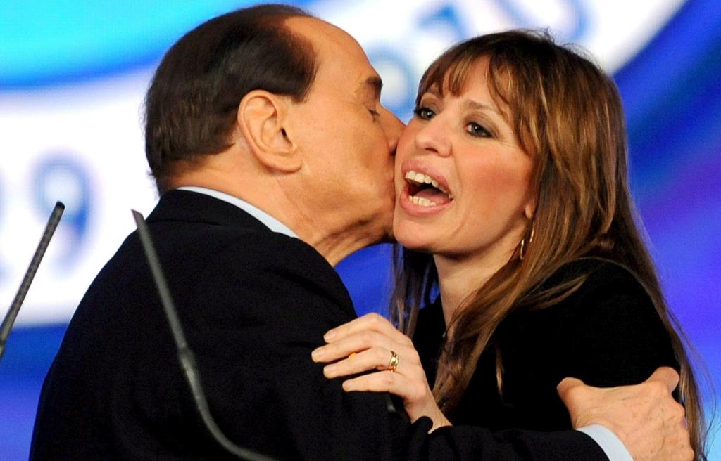 Μπερλουσκόνι (πάλι) κατά δικαστών στην παρουσίαση των ευρωβουλευτών του – υποψήφια και η εγγονή Μουσολίνι