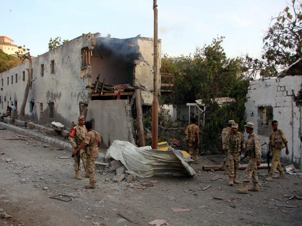 Η Αλ Κάιντα ξαναχτύπησε στην Υεμένη: 8 νεκροί από επίθεση στη στρατιωτική διοίκηση του Άντεν