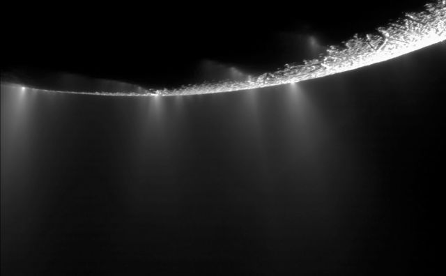 NASA: Πιθανή η ύπαρξη ζωής στον Εγκέλαδο, τον δορυφόρο του Κρόνου