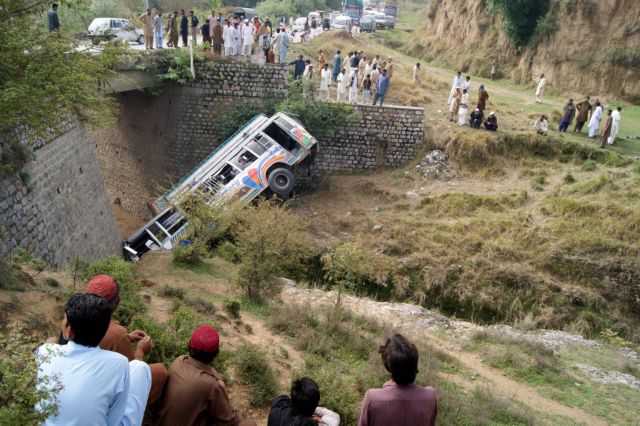 Πακιστάν: Τουλάχιστον 42 νεκροί από ανατροπή λεωφορείου