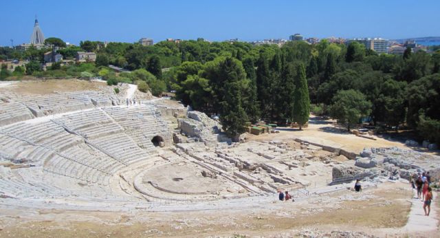 «Πυροβολούν» με φως τα αρχαία