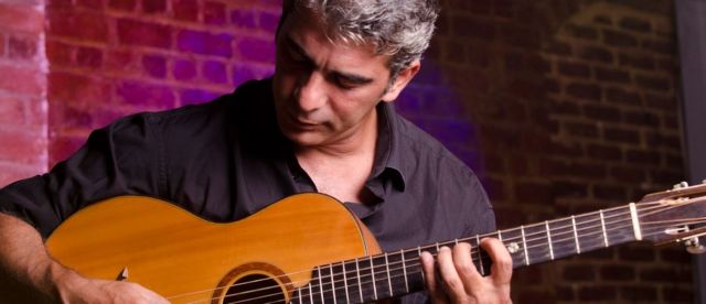 Βγαίνει από τη σκιά του μπουζουκιού