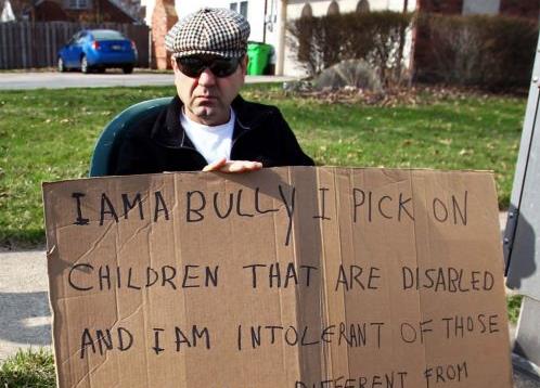 Δικαστής ανάγκασε άνδρα να κρατήσει πινακίδα που γράφει: «Είμαι νταής»