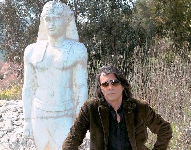 «Εκανα γνωστό σε όλους το μνημείο» απαντά ο Ψινάκης στη μήνυση για τη φωτογράφιση σε αρχαιολογικό χώρο