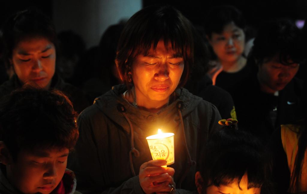 Θρήνος στη Νότια Κορέα για το ναυάγιο – σβήνουν οι ελπίδες για τους 271 αγνοούμενους
