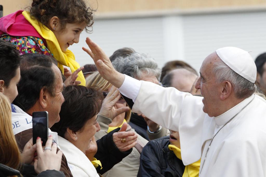 Τρόφιμα σε 200 οικογένειες μοίρασε ο πάπας Φραγκίσκος